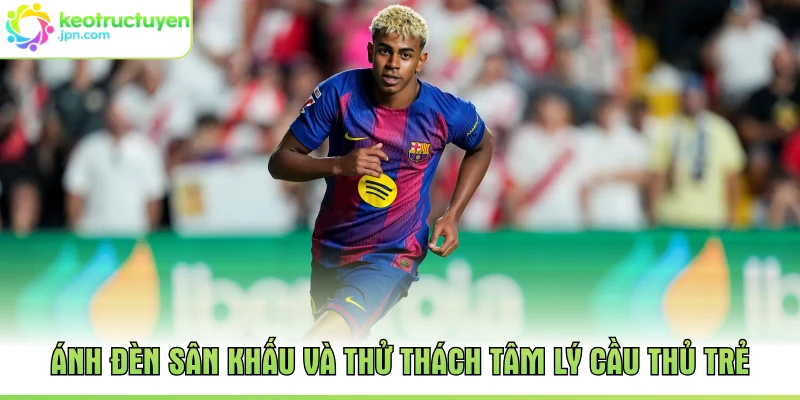 Ánh đèn sân khấu và thử thách tâm lý cầu thủ trẻ